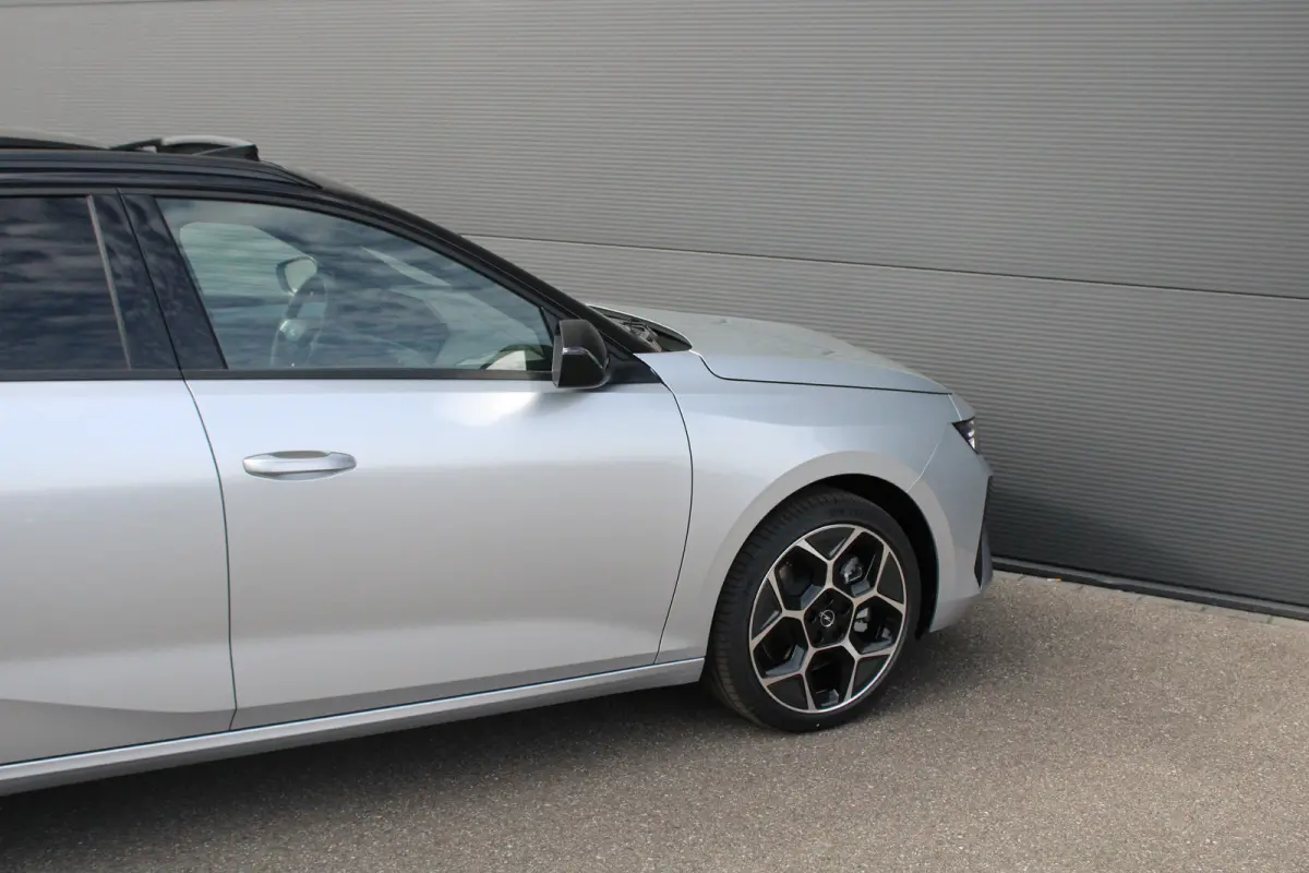 1.6 Turbo Plug In Hybrid Ultimate | Nieuw model | Panorama/schuifdak | Luxe stoelen | Navigatie | Camera | Alcantara |