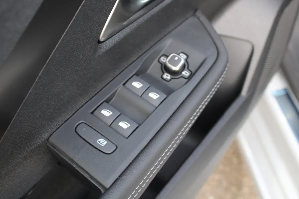 1.6 Turbo Plug In Hybrid Ultimate | Nieuw model | Panorama/schuifdak | Luxe stoelen | Navigatie | Camera | Alcantara |