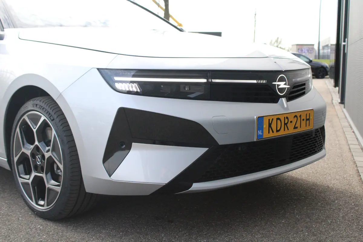 1.6 Turbo Plug In Hybrid Ultimate | Nieuw model | Panorama/schuifdak | Luxe stoelen | Navigatie | Camera | Alcantara |