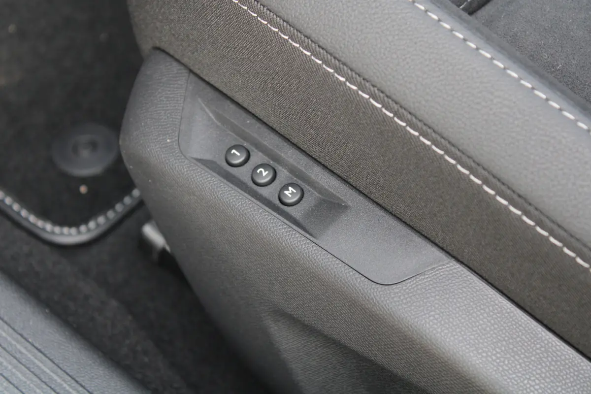 1.6 Turbo Plug In Hybrid Ultimate | Nieuw model | Panorama/schuifdak | Luxe stoelen | Navigatie | Camera | Alcantara |