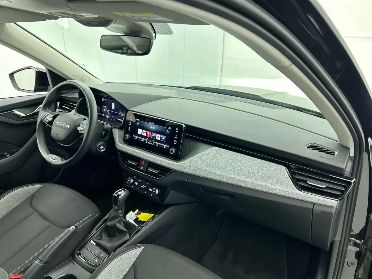 1.0 TSI 115pk Business Edition DSG Navigatie Climate control Cruise control LED Keyless Achteruitrijcamera Parkeersensoren Apple Carplay/ Android Auto Radio