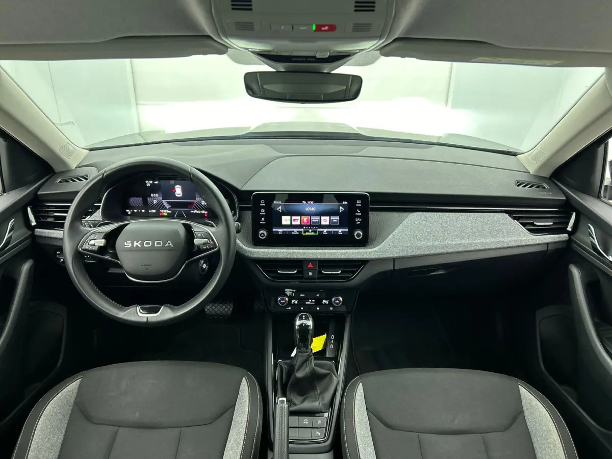 1.0 TSI 115pk Business Edition DSG Navigatie Climate control Cruise control LED Keyless Achteruitrijcamera Parkeersensoren Apple Carplay/ Android Auto Radio