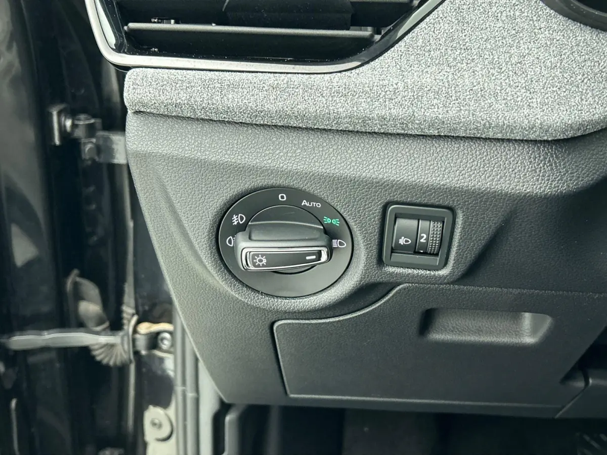 1.0 TSI 115pk Business Edition DSG Navigatie Climate control Cruise control LED Keyless Achteruitrijcamera Parkeersensoren Apple Carplay/ Android Auto Radio