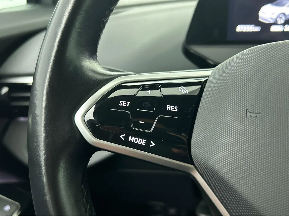 Life 77 kWh SOH 91,4% Style Pack Navigatie Apple Carplay/Android Auto Adaptive Cruise Control Parkeersensoren Stoel- en stuurverwarming Full Led Climate Control Lichtmetalen velgen