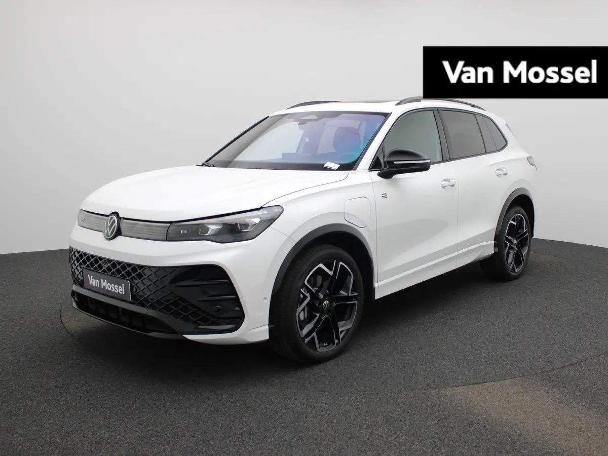 1.5 eHybrid R-Line Edition 272 PK| SoH 100% | Panoramadak | Trekhaak | Lederen Stoelen Met Geheugen | Navigatie Groot | 360 Camera | Head-Up Display | Stoelverwarming Voor & Achter