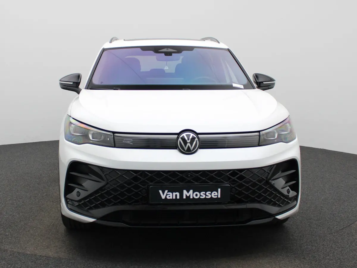 1.5 eHybrid R-Line Edition 272 PK| SoH 100% | Panoramadak | Trekhaak | Lederen Stoelen Met Geheugen | Navigatie Groot | 360 Camera | Head-Up Display | Stoelverwarming Voor & Achter