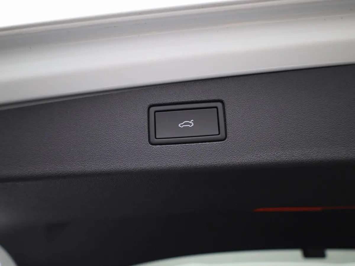 1.5 eHybrid R-Line Edition 272 PK| SoH 100% | Panoramadak | Trekhaak | Lederen Stoelen Met Geheugen | Navigatie Groot | 360 Camera | Head-Up Display | Stoelverwarming Voor & Achter