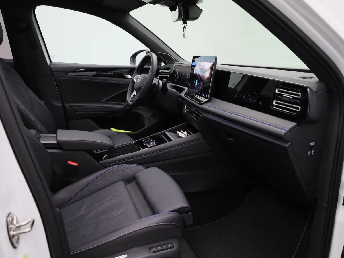 1.5 eHybrid R-Line Edition 272 PK| SoH 100% | Panoramadak | Trekhaak | Lederen Stoelen Met Geheugen | Navigatie Groot | 360 Camera | Head-Up Display | Stoelverwarming Voor & Achter