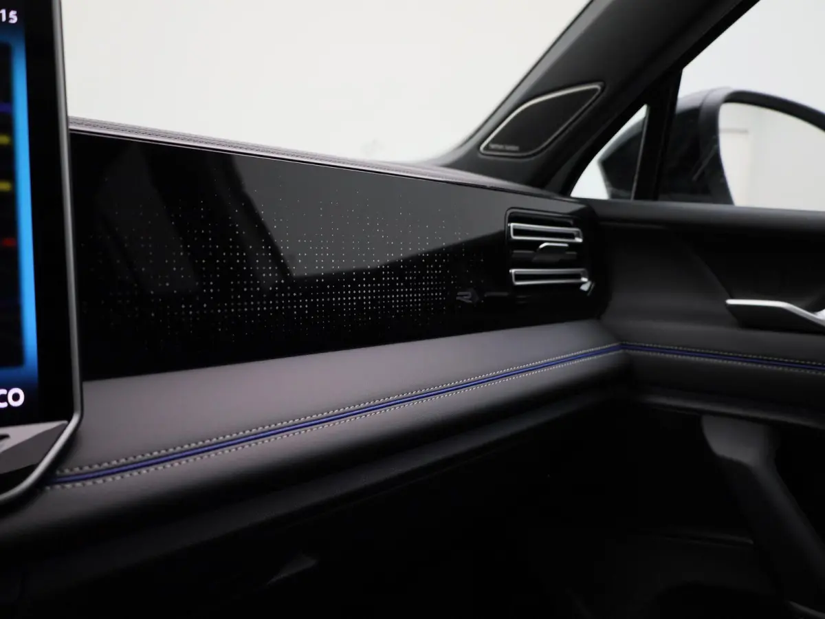 1.5 eHybrid R-Line Edition 272 PK| SoH 100% | Panoramadak | Trekhaak | Lederen Stoelen Met Geheugen | Navigatie Groot | 360 Camera | Head-Up Display | Stoelverwarming Voor & Achter