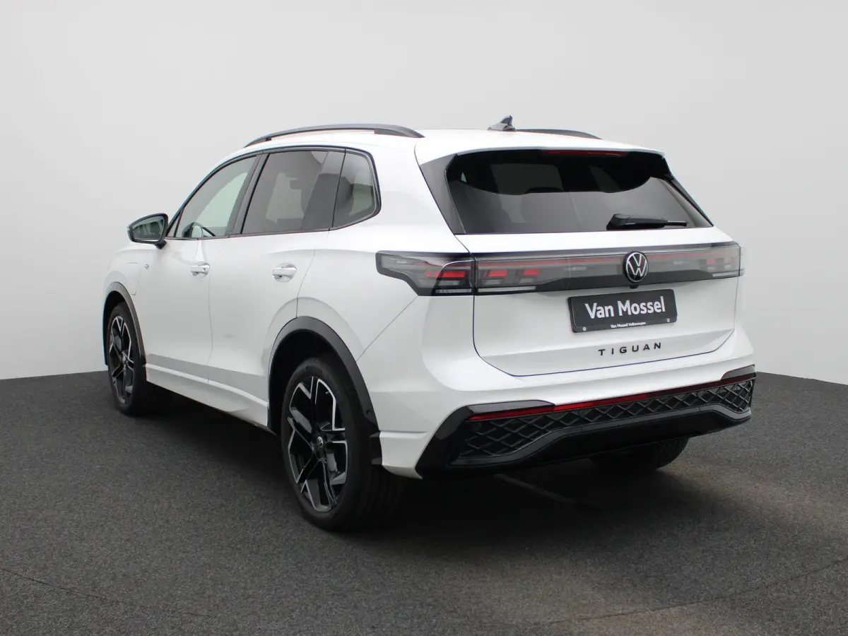 1.5 eHybrid R-Line Edition 272 PK| SoH 100% | Panoramadak | Trekhaak | Lederen Stoelen Met Geheugen | Navigatie Groot | 360 Camera | Head-Up Display | Stoelverwarming Voor & Achter