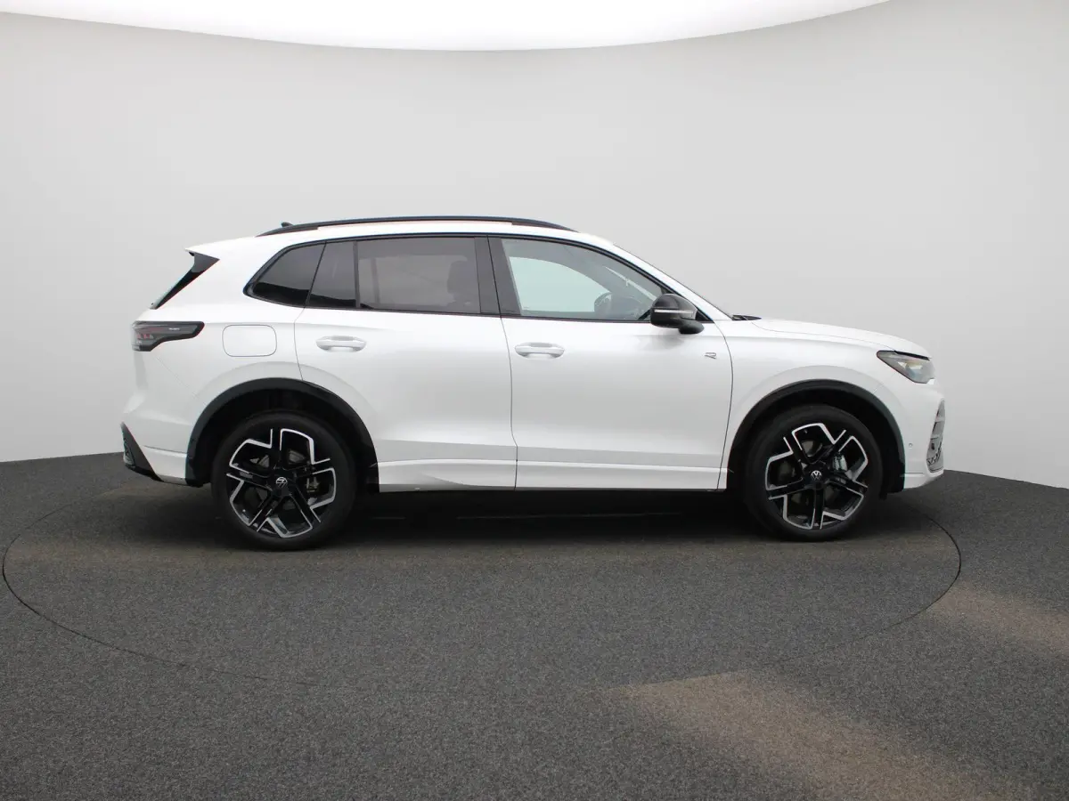 1.5 eHybrid R-Line Edition 272 PK| SoH 100% | Panoramadak | Trekhaak | Lederen Stoelen Met Geheugen | Navigatie Groot | 360 Camera | Head-Up Display | Stoelverwarming Voor & Achter
