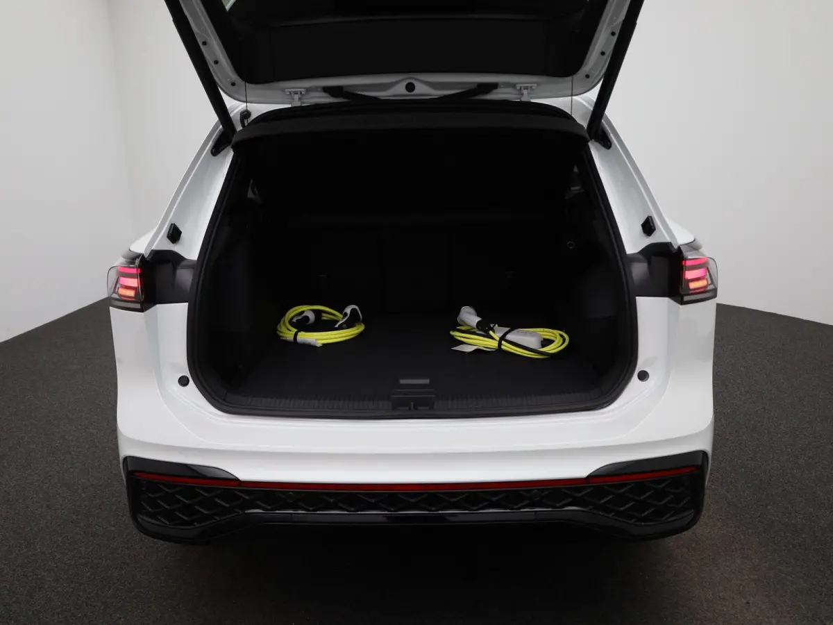 1.5 eHybrid R-Line Edition 272 PK| SoH 100% | Panoramadak | Trekhaak | Lederen Stoelen Met Geheugen | Navigatie Groot | 360 Camera | Head-Up Display | Stoelverwarming Voor & Achter