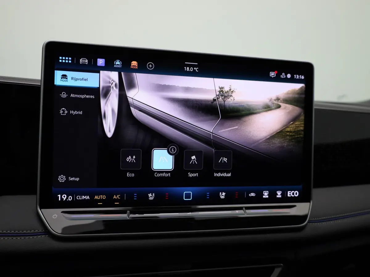 1.5 eHybrid R-Line Edition 272 PK| SoH 100% | Panoramadak | Trekhaak | Lederen Stoelen Met Geheugen | Navigatie Groot | 360 Camera | Head-Up Display | Stoelverwarming Voor & Achter
