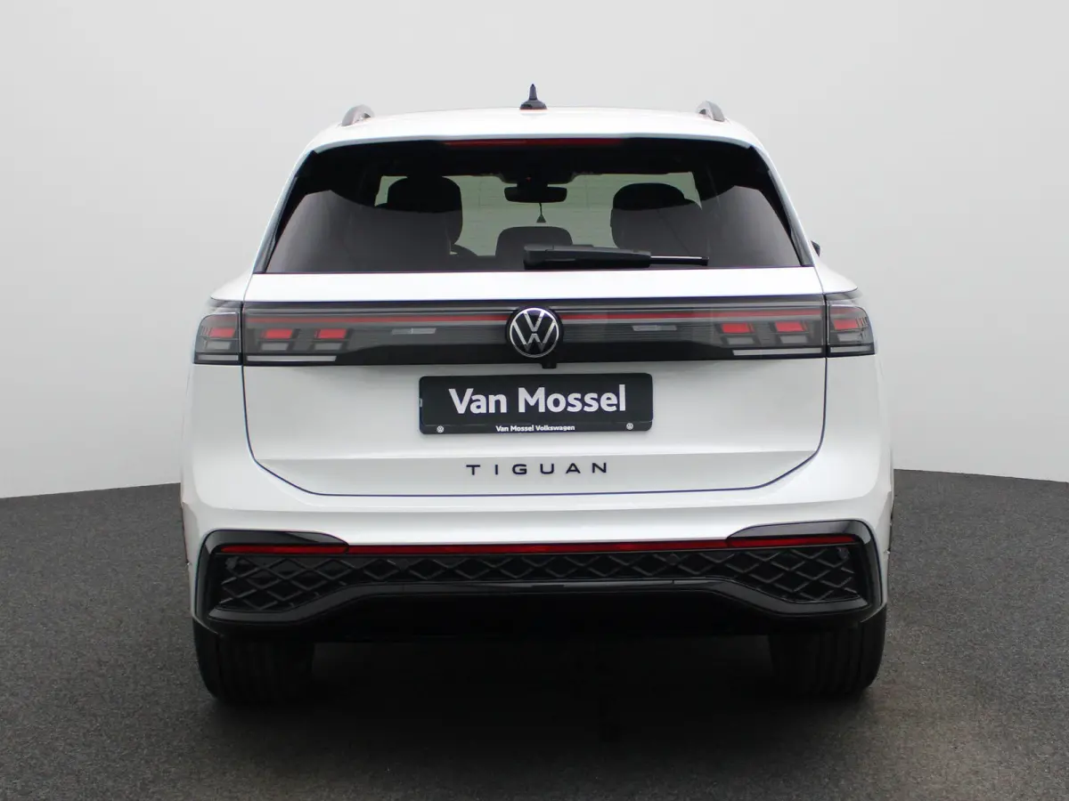 1.5 eHybrid R-Line Edition 272 PK| SoH 100% | Panoramadak | Trekhaak | Lederen Stoelen Met Geheugen | Navigatie Groot | 360 Camera | Head-Up Display | Stoelverwarming Voor & Achter