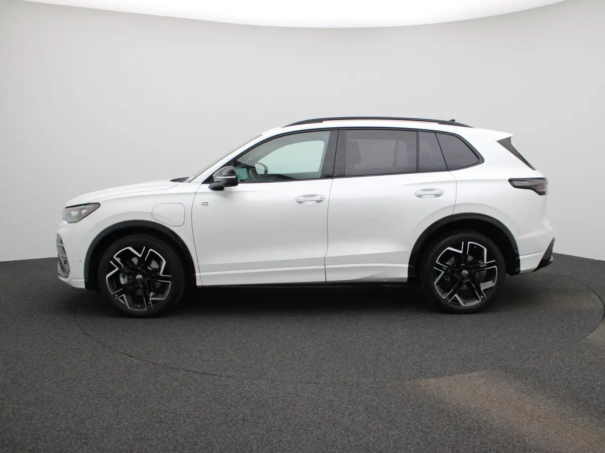 1.5 eHybrid R-Line Edition 272 PK| SoH 100% | Panoramadak | Trekhaak | Lederen Stoelen Met Geheugen | Navigatie Groot | 360 Camera | Head-Up Display | Stoelverwarming Voor & Achter
