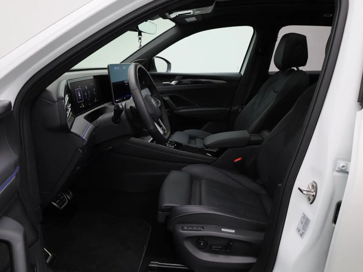 1.5 eHybrid R-Line Edition 272 PK| SoH 100% | Panoramadak | Trekhaak | Lederen Stoelen Met Geheugen | Navigatie Groot | 360 Camera | Head-Up Display | Stoelverwarming Voor & Achter