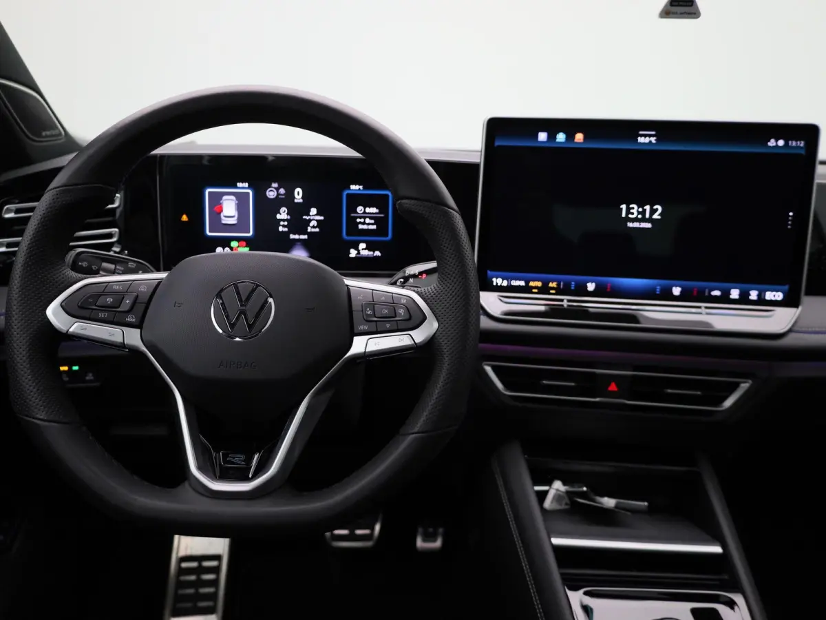 1.5 eHybrid R-Line Edition 272 PK| SoH 100% | Panoramadak | Trekhaak | Lederen Stoelen Met Geheugen | Navigatie Groot | 360 Camera | Head-Up Display | Stoelverwarming Voor & Achter
