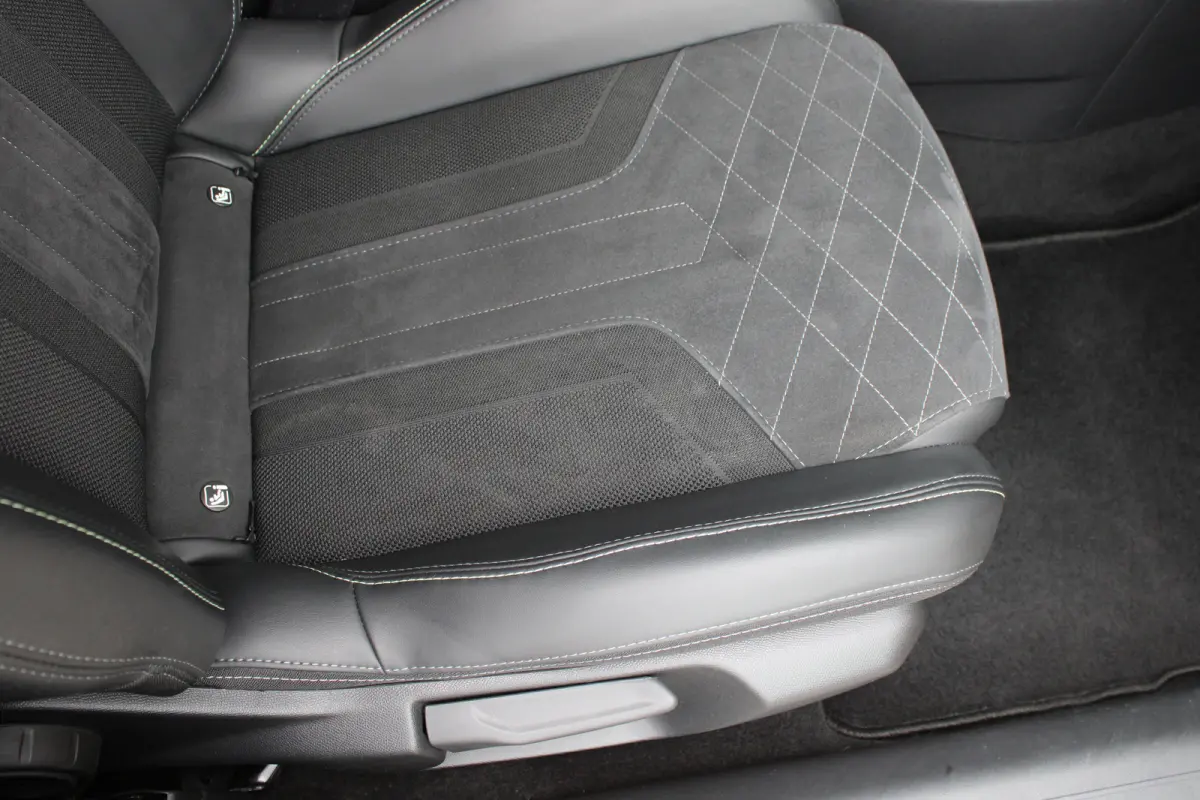 1.2 PureTech 130pk EAT8 GT Pack | Automaat | Navigatie | Camera | Alcantara | Stoelverwarming | Full LED | NL auto |