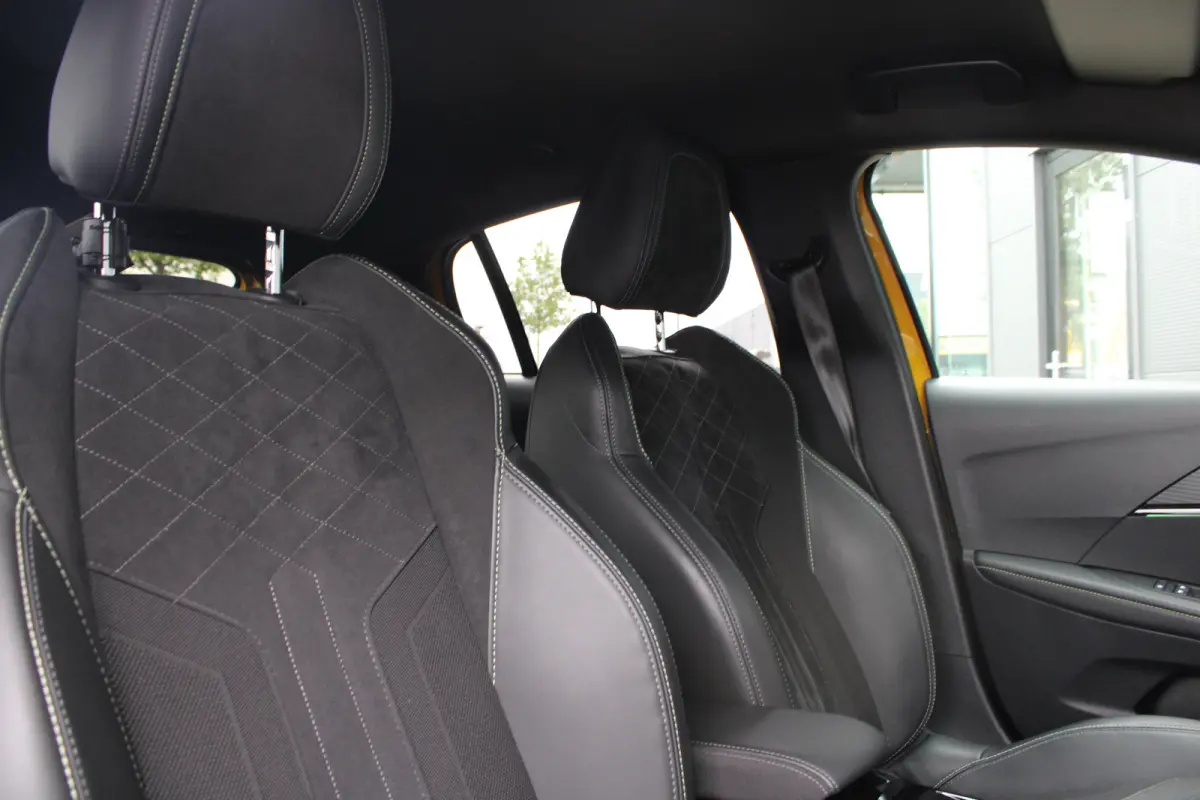 1.2 PureTech 130pk EAT8 GT Pack | Automaat | Navigatie | Camera | Alcantara | Stoelverwarming | Full LED | NL auto |