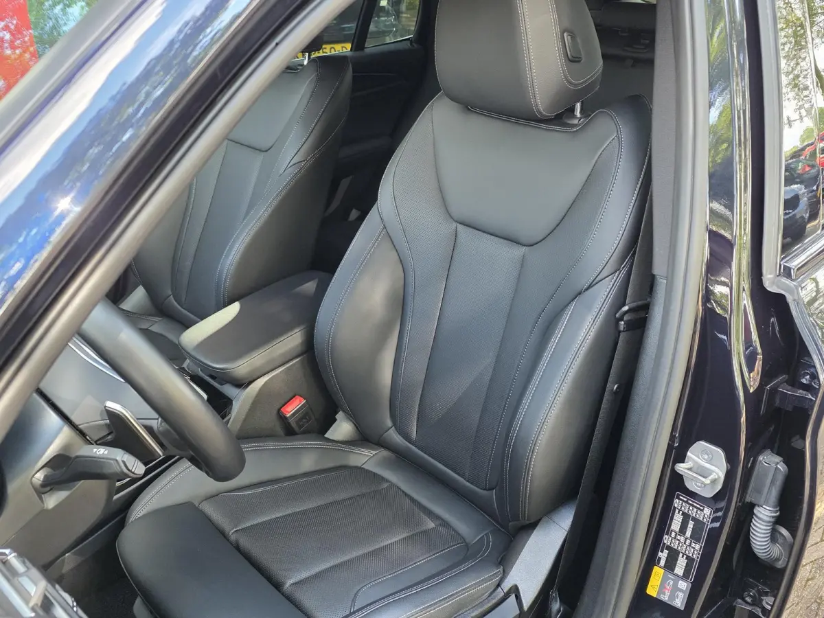 xDrive30e M Sport | Trekhaak | Leder | Navigatie | Climate control | 20 Inch M LM velgen |