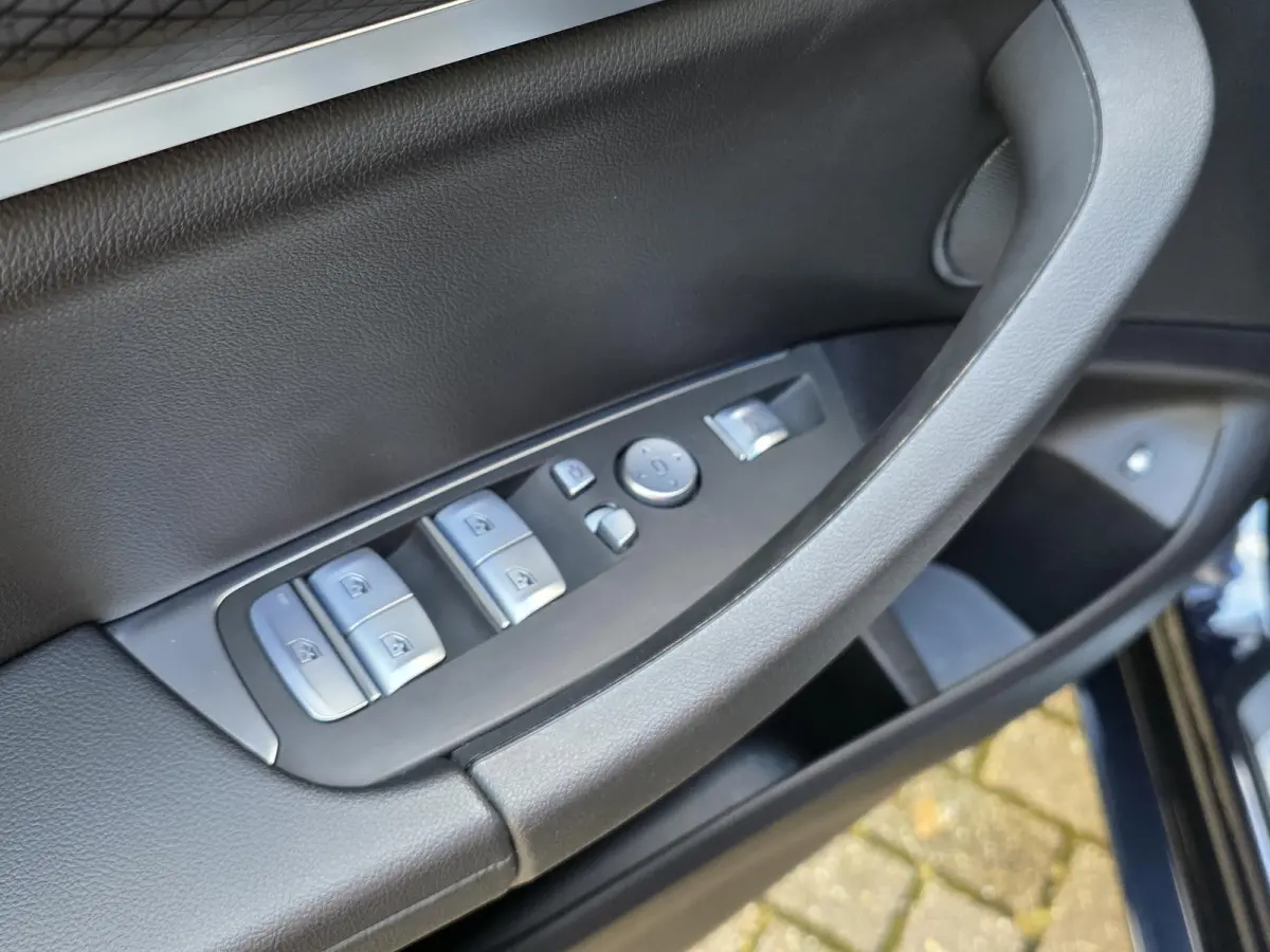 xDrive30e M Sport | Trekhaak | Leder | Navigatie | Climate control | 20 Inch M LM velgen |