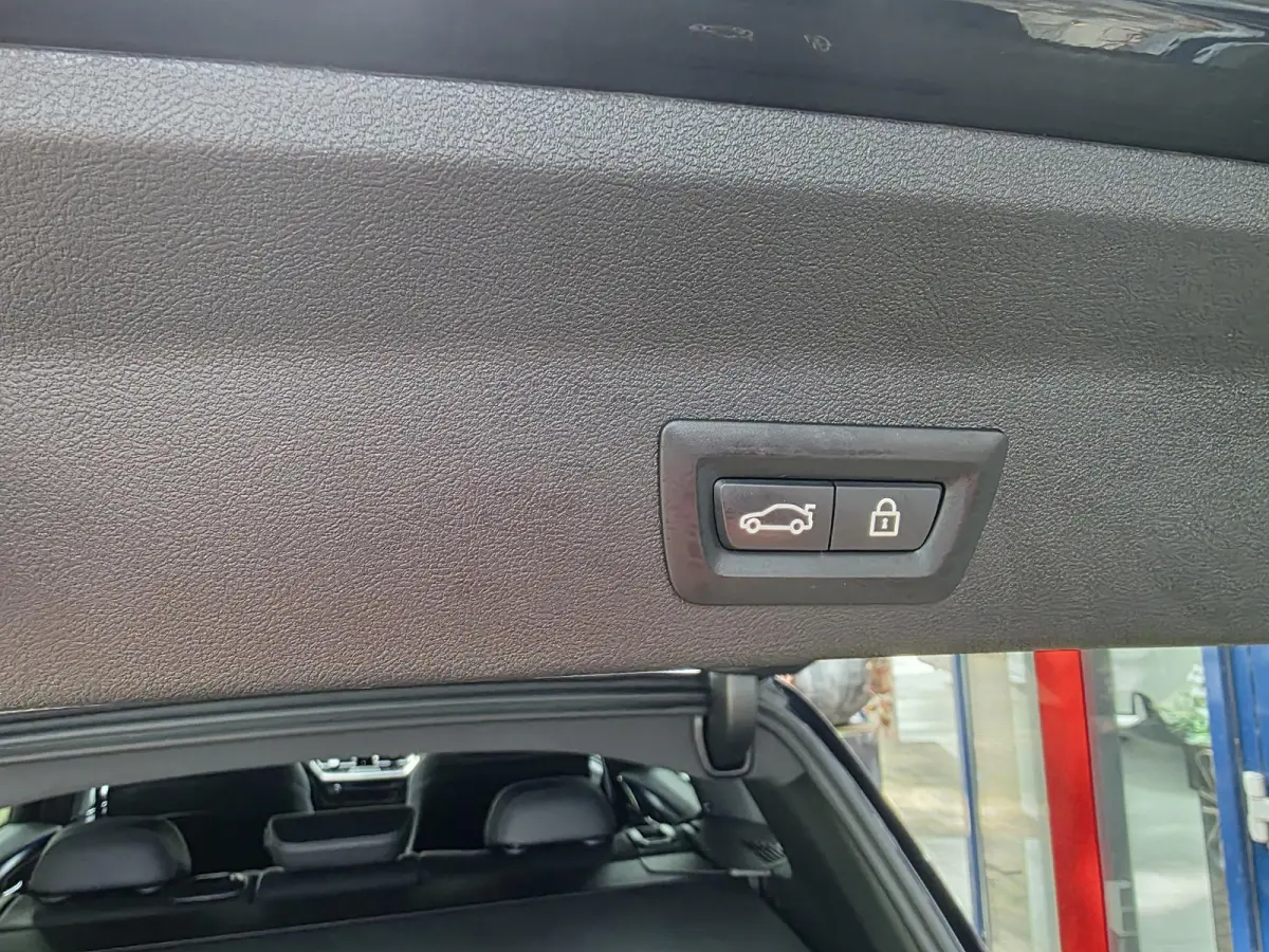 xDrive30e M Sport | Trekhaak | Leder | Navigatie | Climate control | 20 Inch M LM velgen |