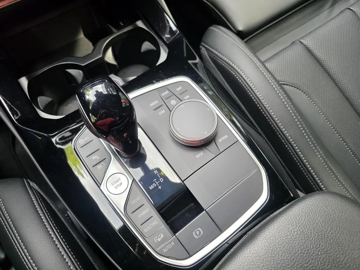 xDrive30e M Sport | Trekhaak | Leder | Navigatie | Climate control | 20 Inch M LM velgen |