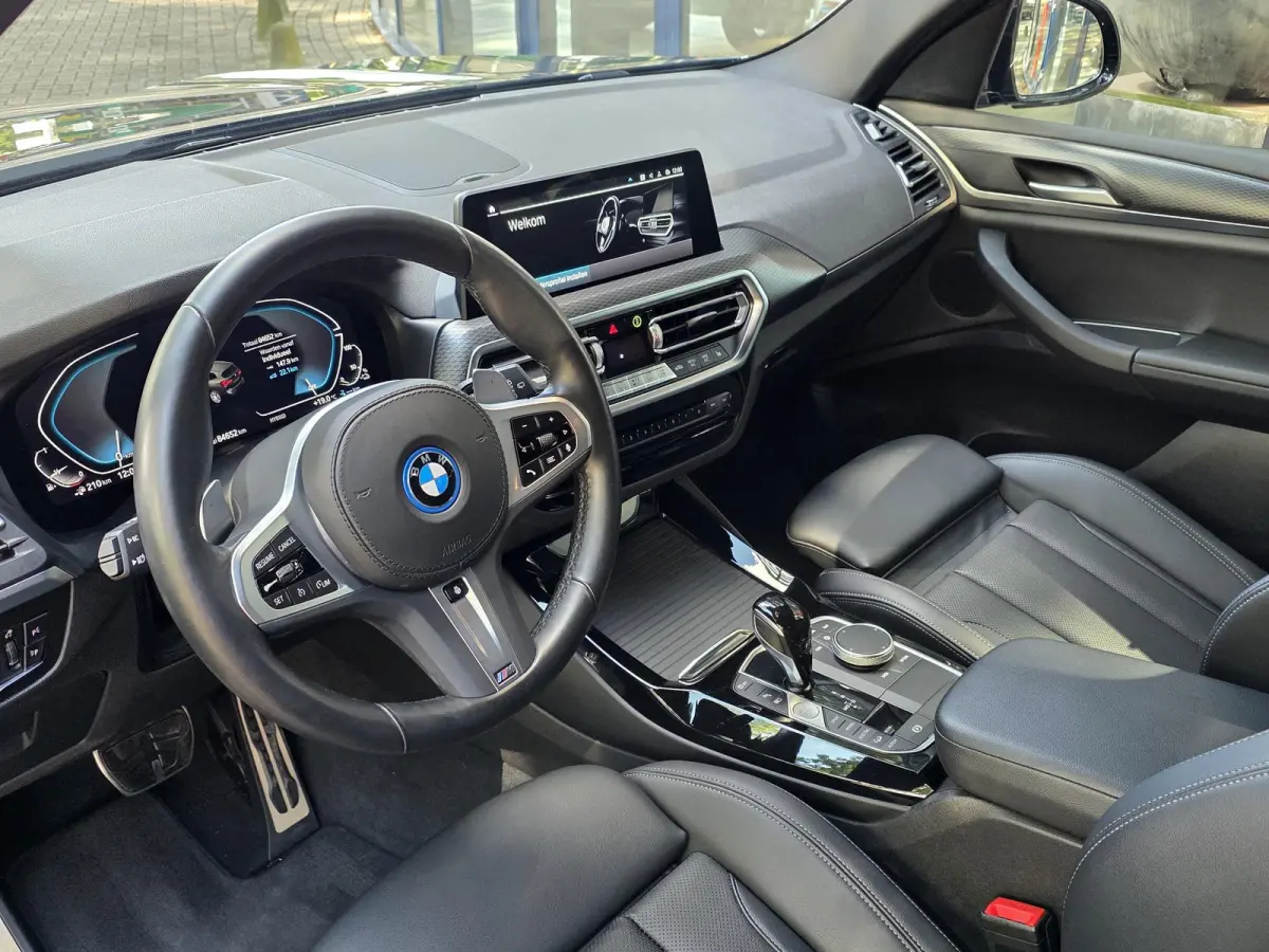 xDrive30e M Sport | Trekhaak | Leder | Navigatie | Climate control | 20 Inch M LM velgen |