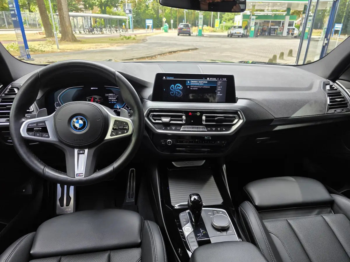 xDrive30e M Sport | Trekhaak | Leder | Navigatie | Climate control | 20 Inch M LM velgen |