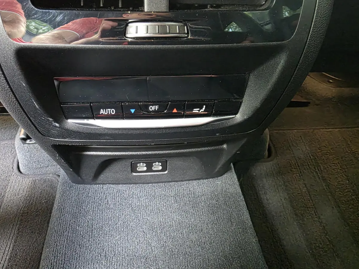 xDrive30e M Sport | Trekhaak | Leder | Navigatie | Climate control | 20 Inch M LM velgen |