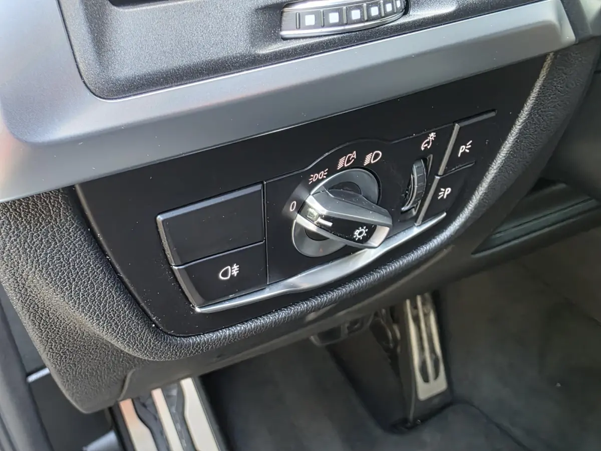 xDrive30e M Sport | Trekhaak | Leder | Navigatie | Climate control | 20 Inch M LM velgen |