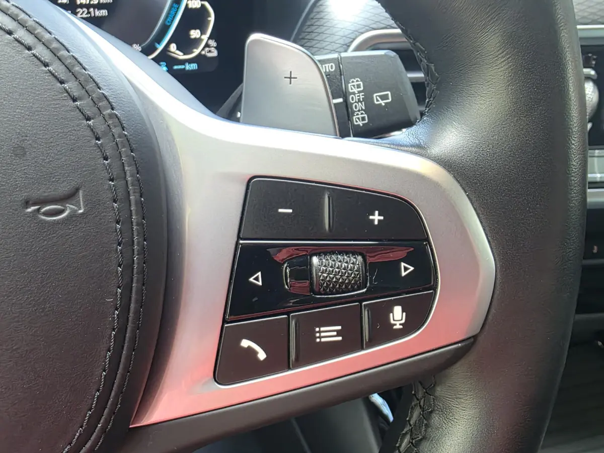 xDrive30e M Sport | Trekhaak | Leder | Navigatie | Climate control | 20 Inch M LM velgen |