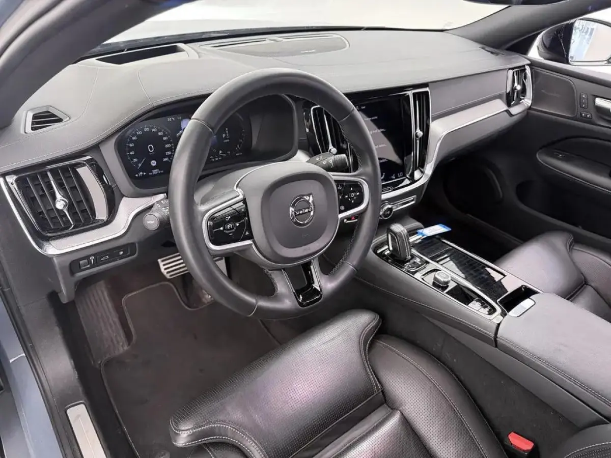 2.0 T8 Recharge AWD R-Design Pano H/K HUD 360° ACC Carplay
