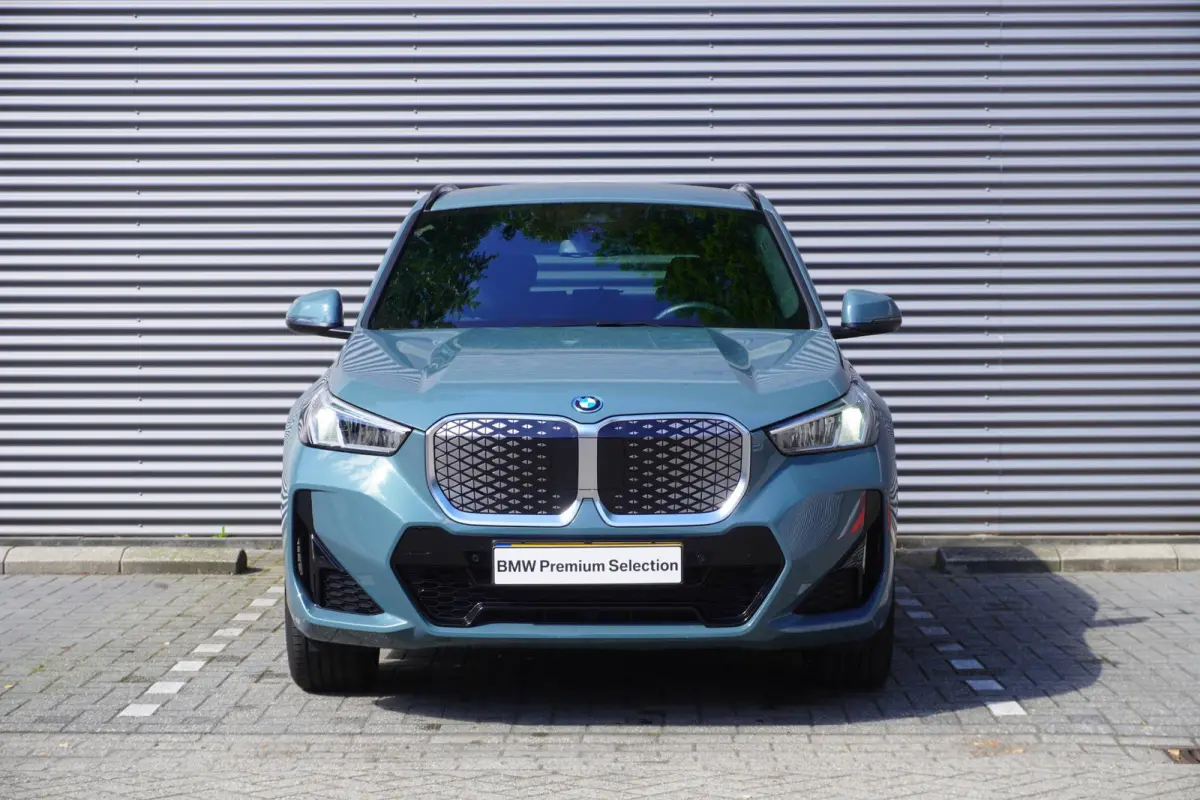 eDrive20 | M Sportpakket | Getinte ramen | 18 inch LM-Velgen | Achteruitrijcamera | Actiefstoelen voor | Elektrisch verwarmde voorstoelen