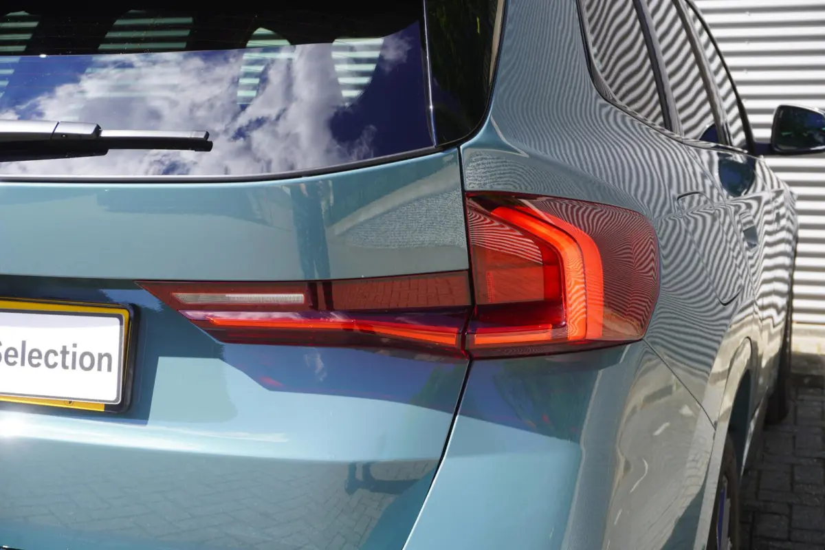 eDrive20 | SoH 100% | M Sportpakket | Getinte ramen | 18 inch LM-Velgen | Achteruitrijcamera | Actiefstoelen voor | Elektrisch verwarmde voorstoelen