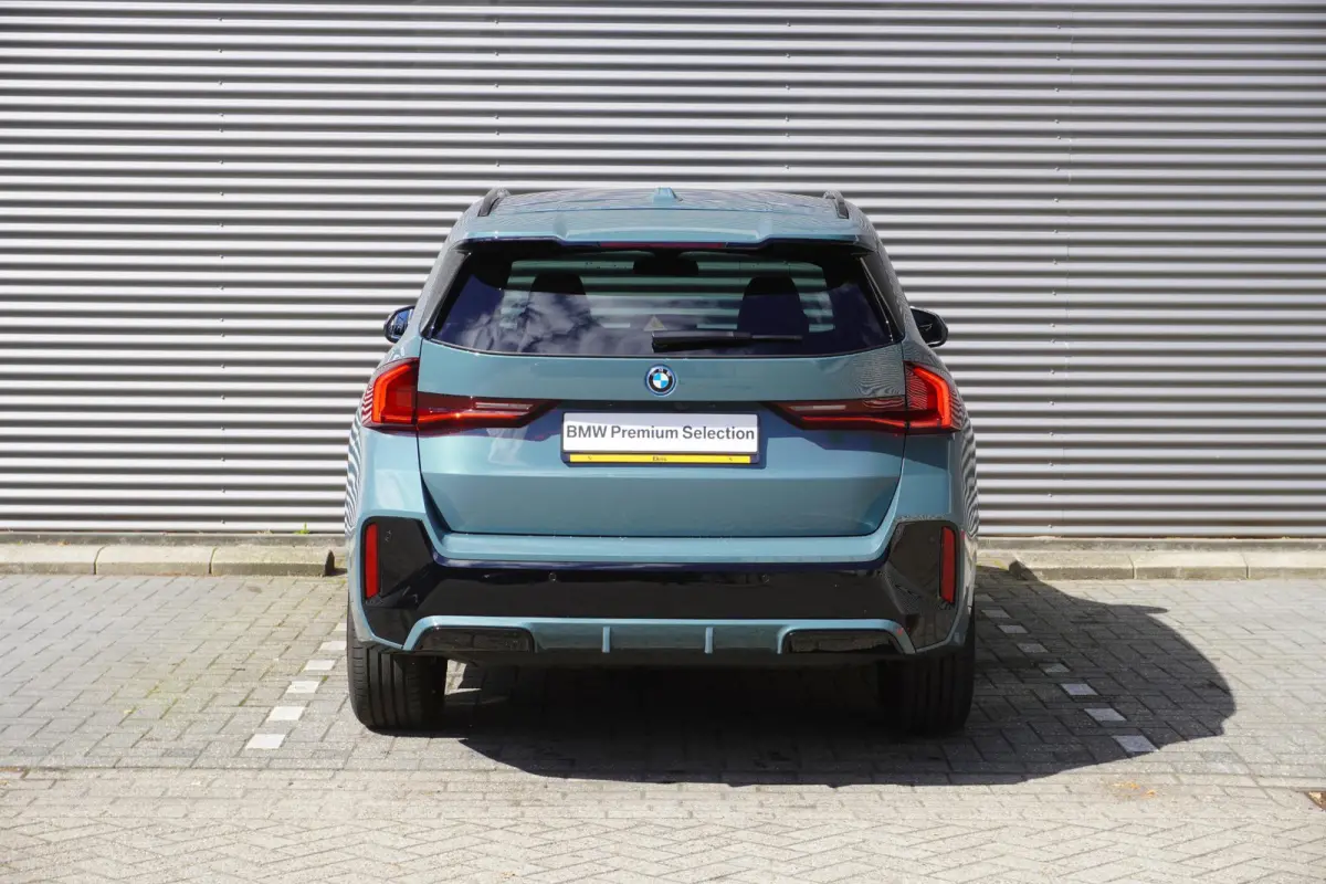 eDrive20 | M Sportpakket | Getinte ramen | 18 inch LM-Velgen | Achteruitrijcamera | Actiefstoelen voor | Elektrisch verwarmde voorstoelen