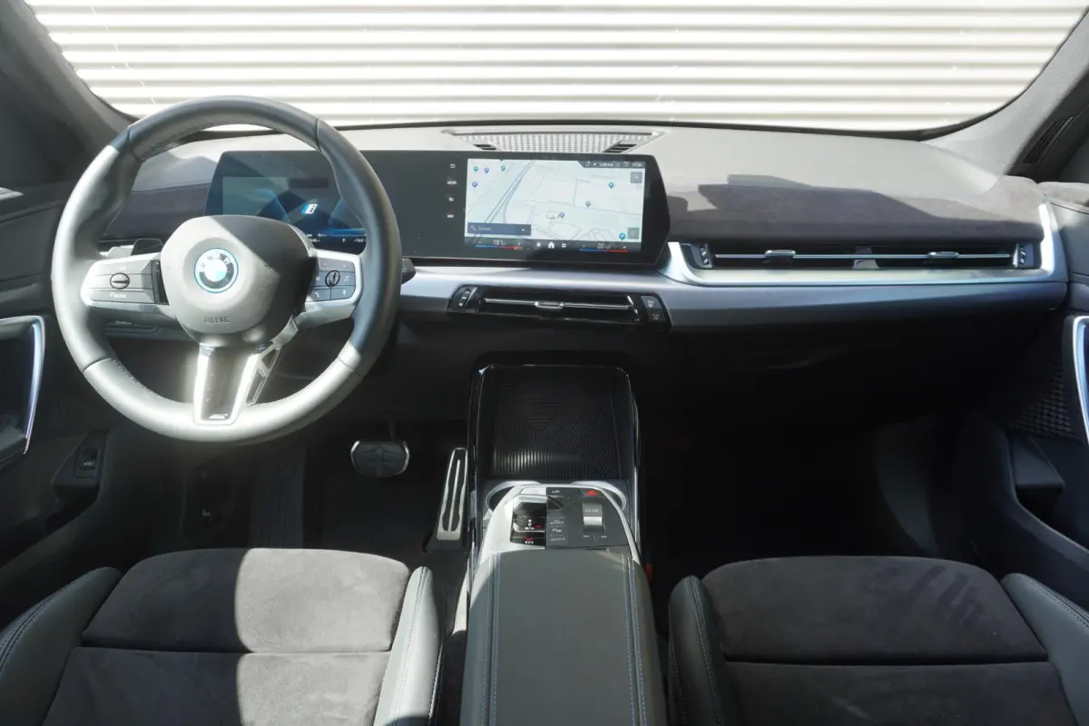 eDrive20 | SoH 100% | M Sportpakket | Getinte ramen | 18 inch LM-Velgen | Achteruitrijcamera | Actiefstoelen voor | Elektrisch verwarmde voorstoelen