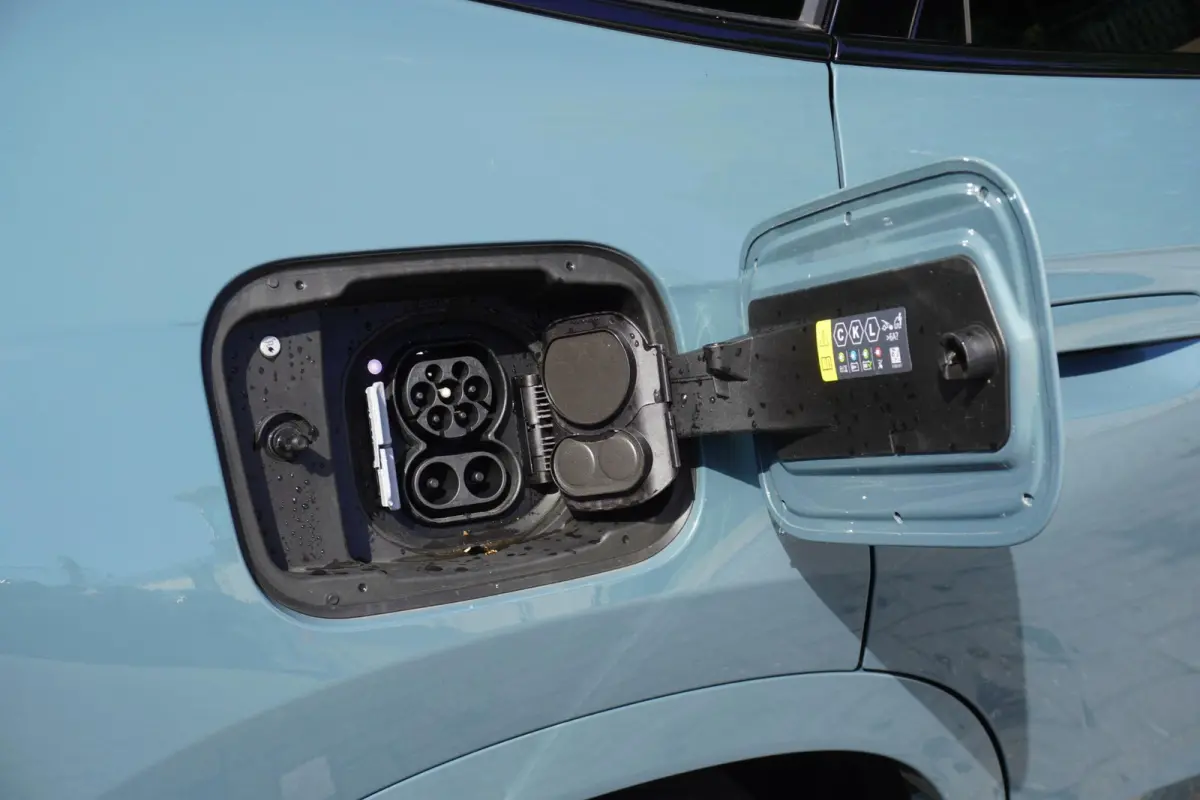eDrive20 | SoH 100% | M Sportpakket | Getinte ramen | 18 inch LM-Velgen | Achteruitrijcamera | Actiefstoelen voor | Elektrisch verwarmde voorstoelen
