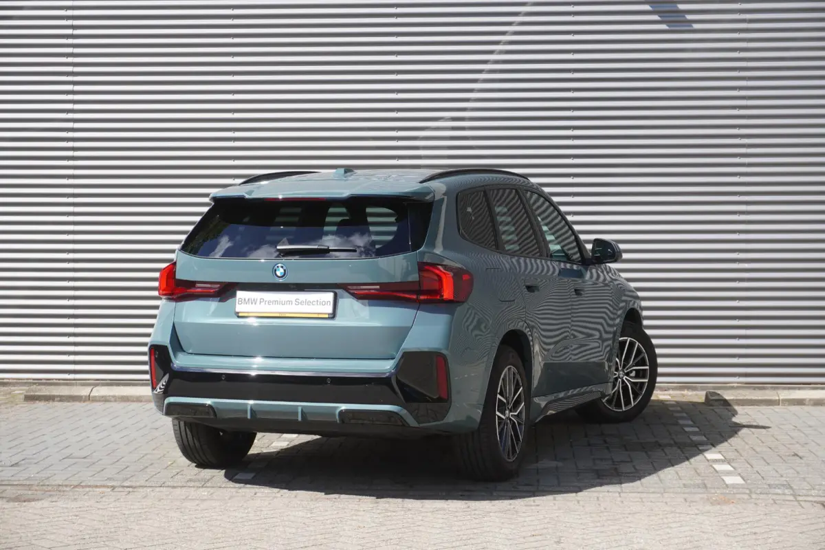 eDrive20 | M Sportpakket | Getinte ramen | 18 inch LM-Velgen | Achteruitrijcamera | Actiefstoelen voor | Elektrisch verwarmde voorstoelen
