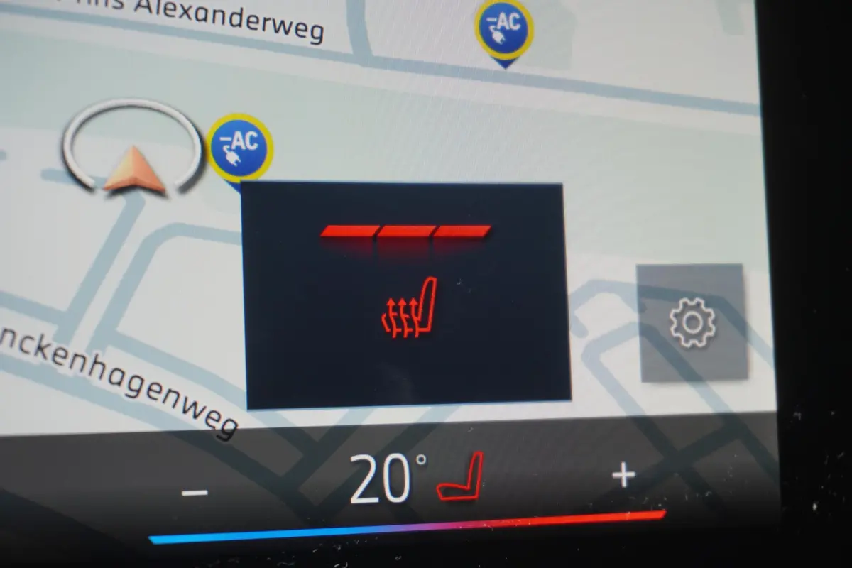 eDrive20 | SoH 100% | M Sportpakket | Getinte ramen | 18 inch LM-Velgen | Achteruitrijcamera | Actiefstoelen voor | Elektrisch verwarmde voorstoelen