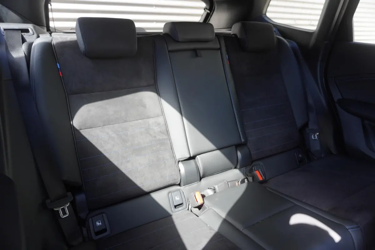 eDrive20 | SoH 100% | M Sportpakket | Getinte ramen | 18 inch LM-Velgen | Achteruitrijcamera | Actiefstoelen voor | Elektrisch verwarmde voorstoelen