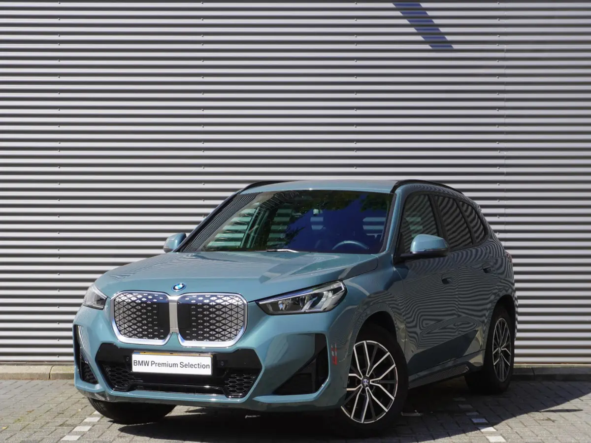 eDrive20 | SoH 100% | M Sportpakket | Getinte ramen | 18 inch LM-Velgen | Achteruitrijcamera | Actiefstoelen voor | Elektrisch verwarmde voorstoelen
