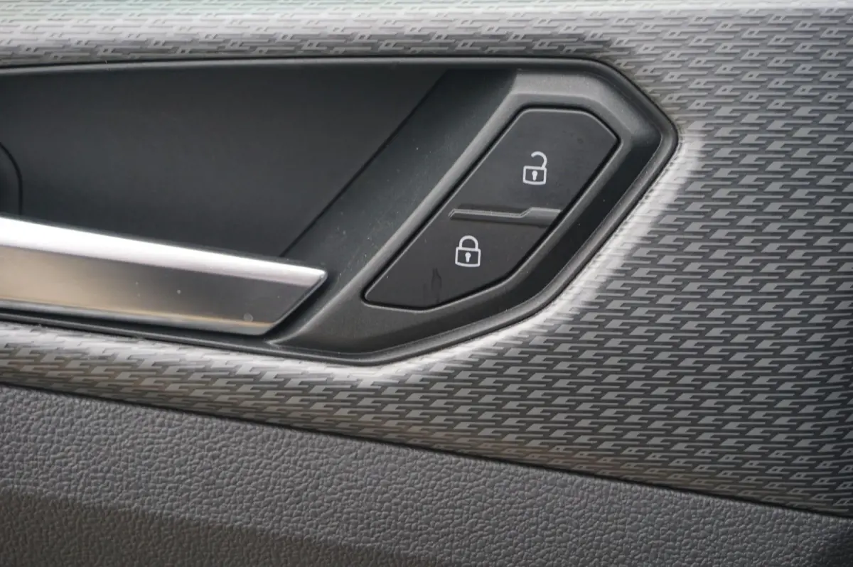 1.0 TSI 110pk DSG R-Line | Navigatie | Achteruitrijcamera | Stoelverwarming
