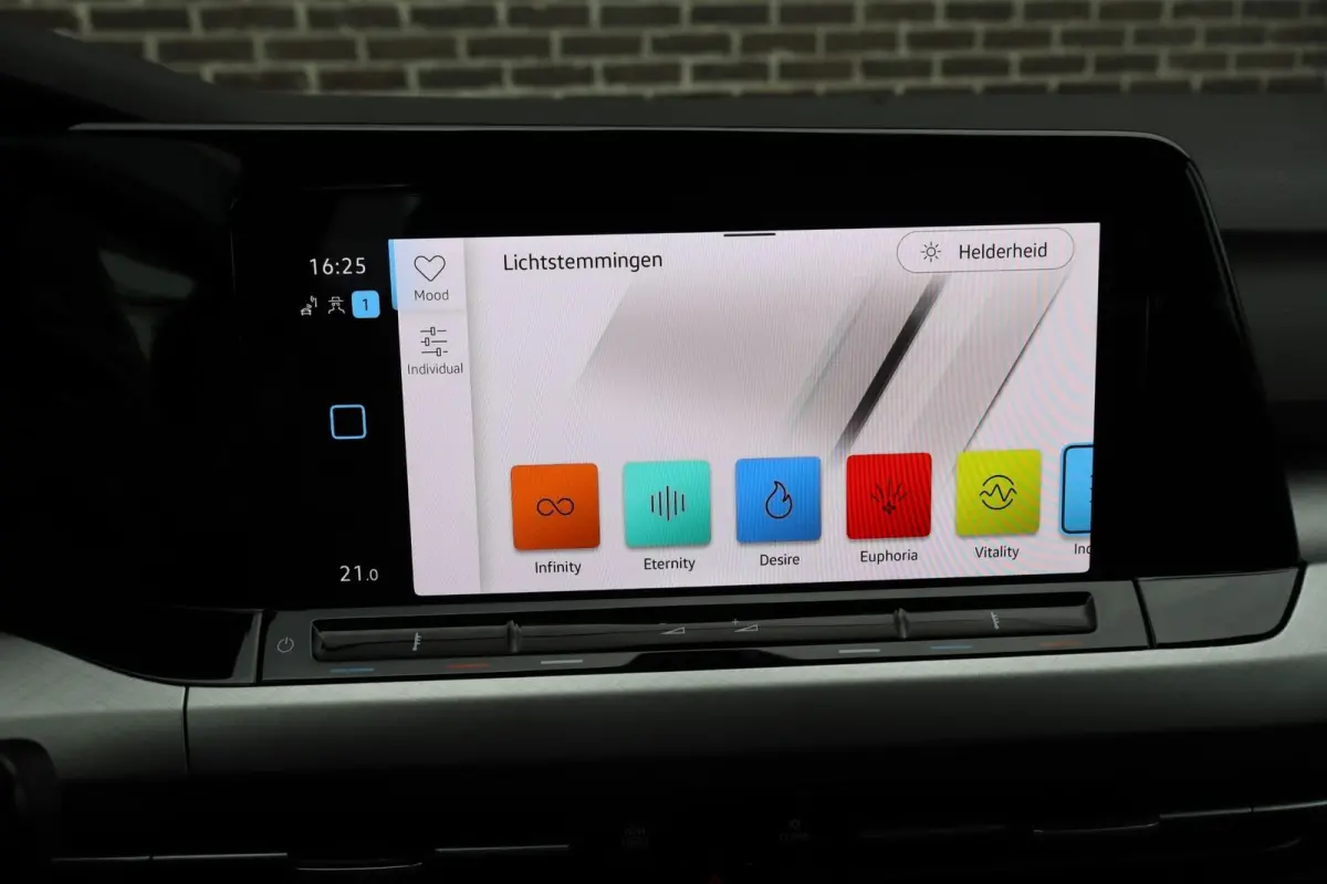 1.0 TSI 110pk Life | Achteruitrijcamera | Navigatie | App Connect draadloos |