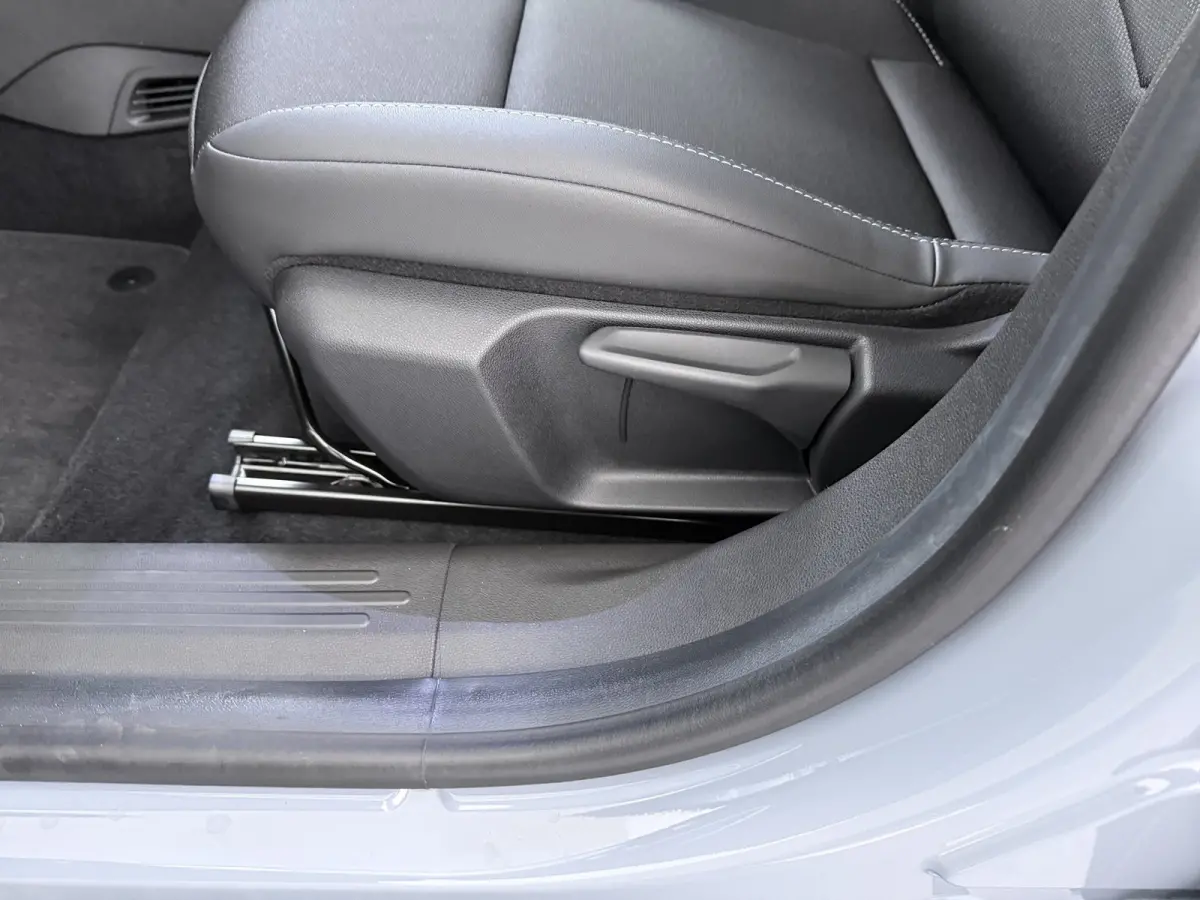 Summit 54Kwh | 10,25 inch digitaal configureerbaar instrumentenpaneel | 10,25" Infotainment met draadloos Apple Carplay en Android Auto | 18" Diamond Cut lichtmetalen velgen