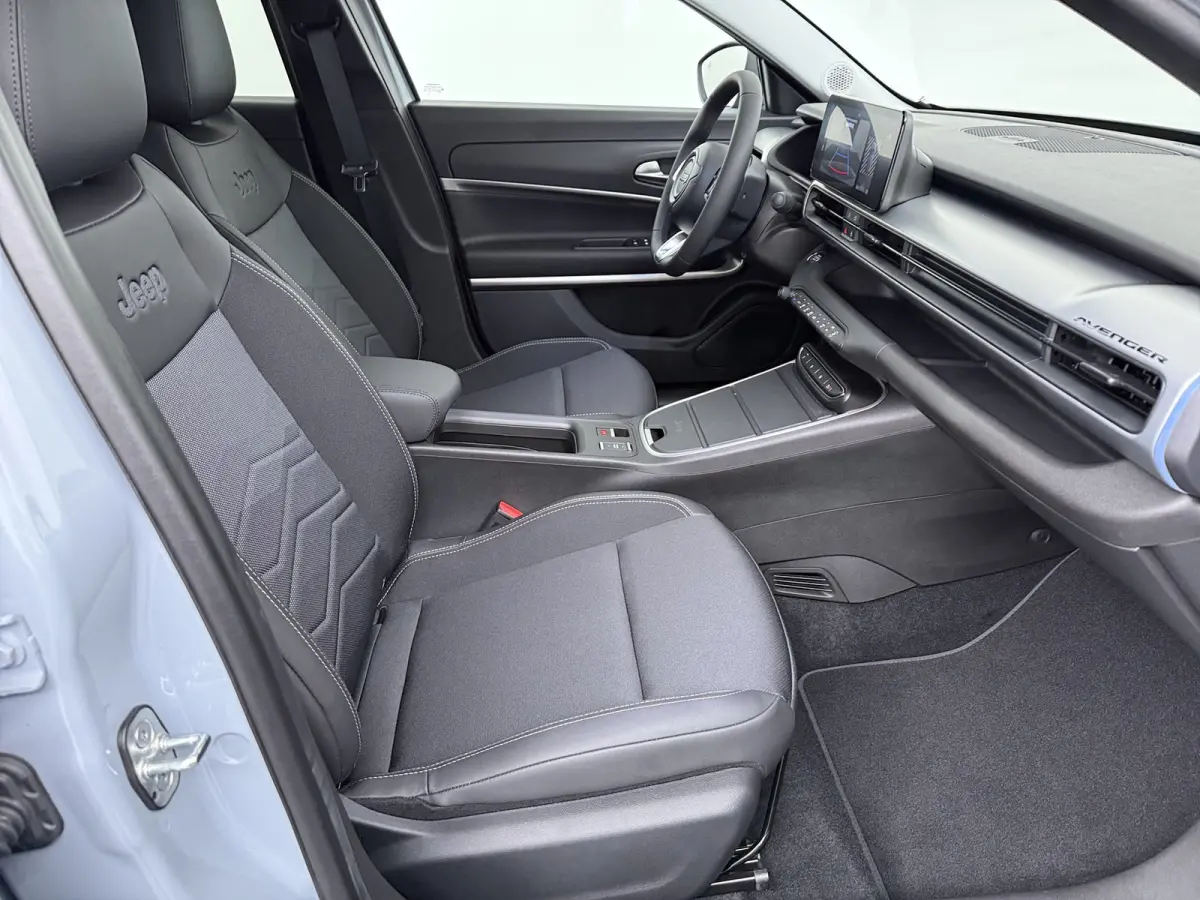 Summit 54Kwh | 10,25 inch digitaal configureerbaar instrumentenpaneel | 10,25" Infotainment met draadloos Apple Carplay en Android Auto | 18" Diamond Cut lichtmetalen velgen