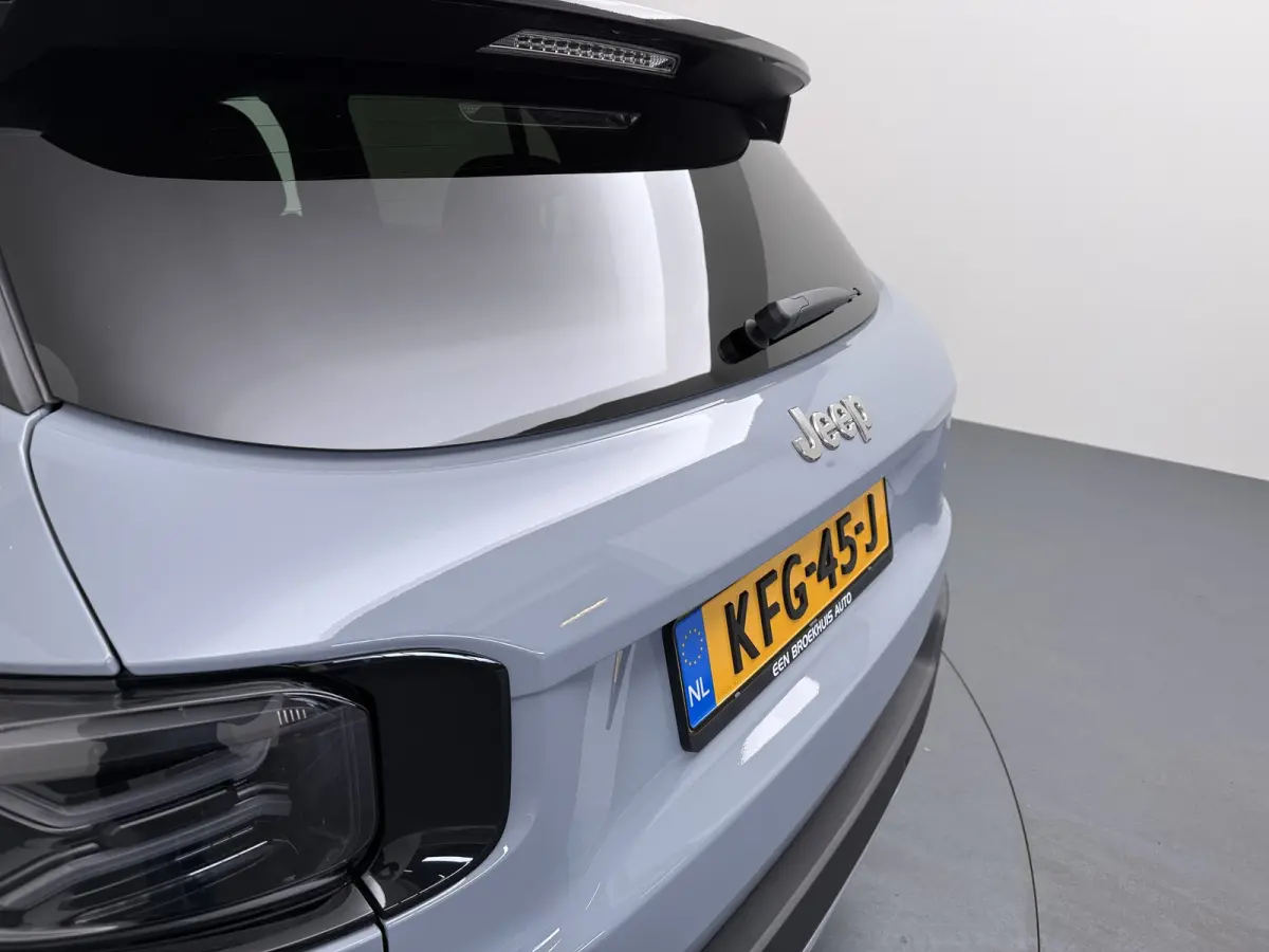 Summit 54Kwh | 10,25 inch digitaal configureerbaar instrumentenpaneel | 10,25" Infotainment met draadloos Apple Carplay en Android Auto | 18" Diamond Cut lichtmetalen velgen