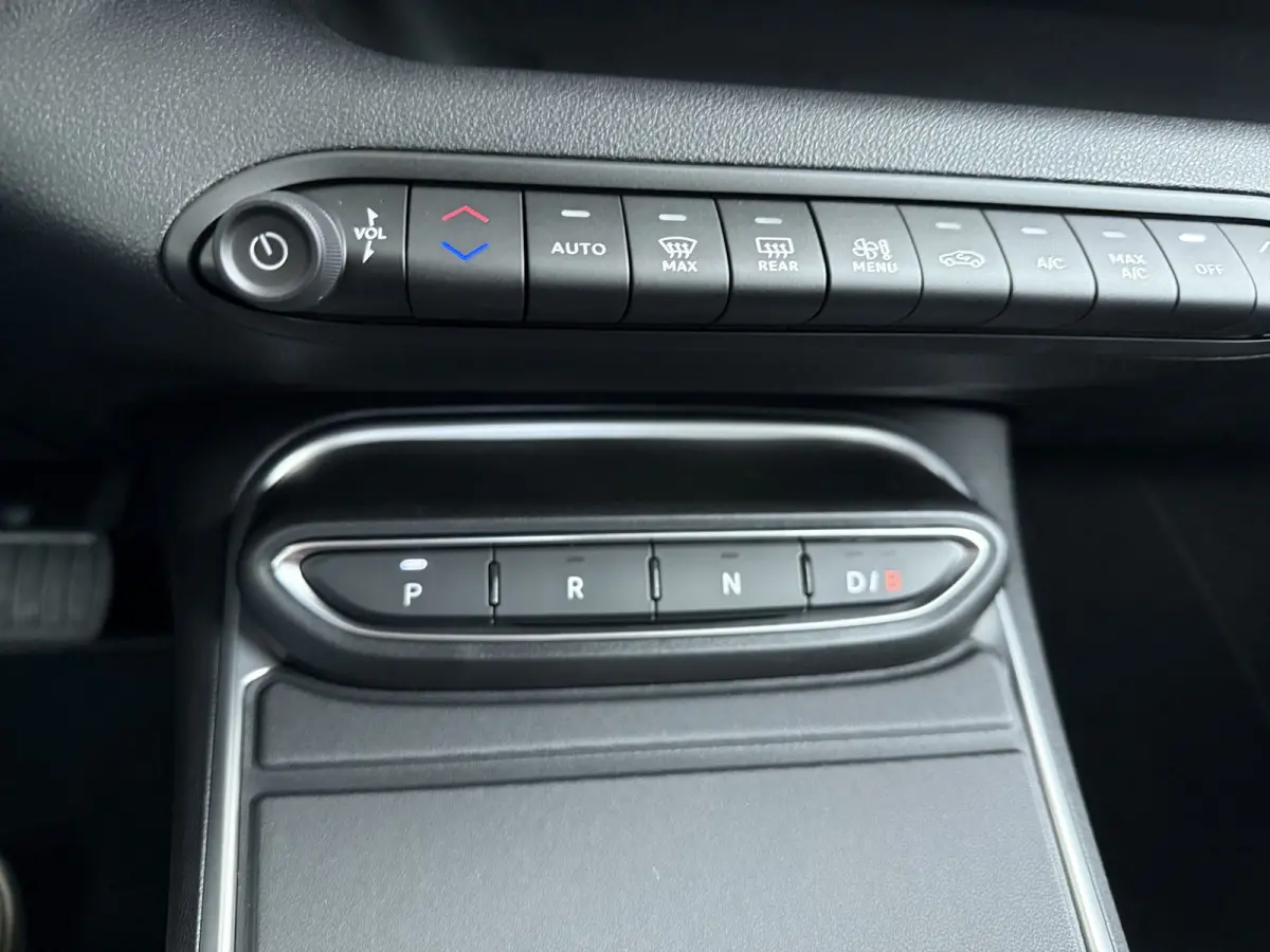 Summit 54Kwh | 10,25 inch digitaal configureerbaar instrumentenpaneel | 10,25" Infotainment met draadloos Apple Carplay en Android Auto | 18" Diamond Cut lichtmetalen velgen
