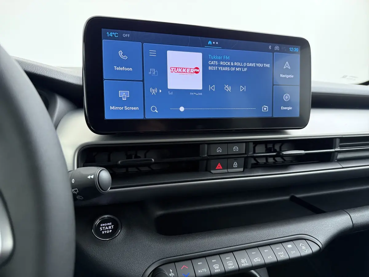 Summit 54Kwh | 10,25 inch digitaal configureerbaar instrumentenpaneel | 10,25" Infotainment met draadloos Apple Carplay en Android Auto | 18" Diamond Cut lichtmetalen velgen