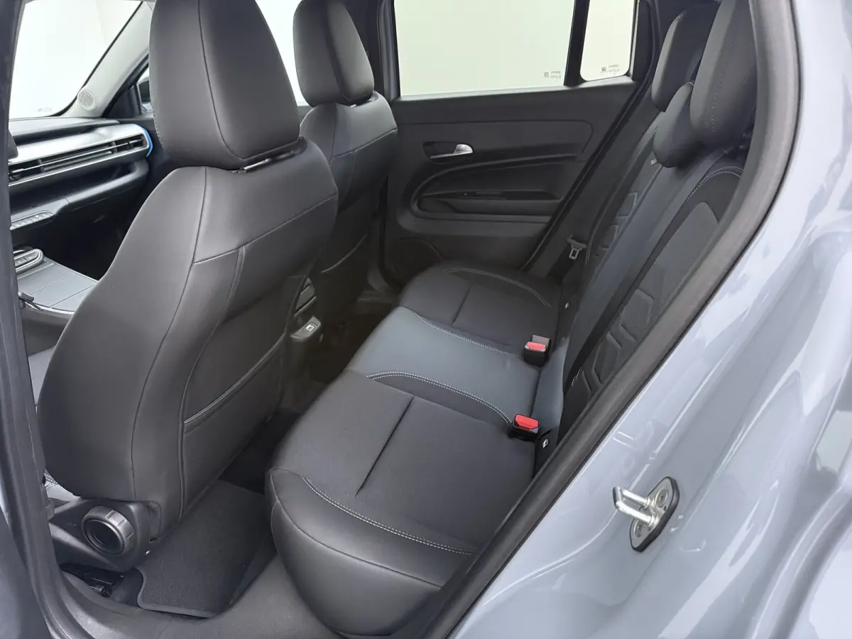 Summit 54Kwh | 10,25 inch digitaal configureerbaar instrumentenpaneel | 10,25" Infotainment met draadloos Apple Carplay en Android Auto | 18" Diamond Cut lichtmetalen velgen
